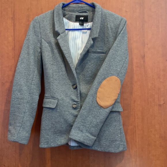 Super cute blazer with elbow reinforcement, extra button still attached